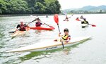 中海でカヌーを満喫する参加者＝３日、米子市西町