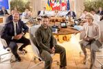 　イタリアで開催中のＧ７サミットで、各国首脳らとの討議に参加したウクライナのゼレンスキー大統領（手前中央）＝２０２４年６月（イタリア政府ウェブサイトから、共同）