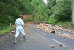 集落から約１キロ先は大規模な土砂崩れで道路がふさがれていた