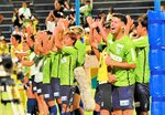 今季ホーム戦初白星を挙げ、サポーターと喜びを分かち合うガイナーレの選手ら＝５日、鳥取市のＡｘｉｓバードスタジアム