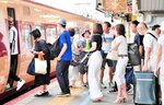 特急やくもに乗り込む帰省客ら。台風の影響を避け、早めに帰途に就く人の姿が目立った＝１４日、ＪＲ米子駅