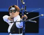 　女子個人１回戦　矢を放つ野田紗月＝パリ（共同）