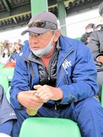 試合を観戦する川口さん＝ヤマタスポーツパーク野球場