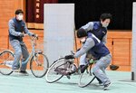 自転車による衝突事故の危険性を実演するスタントマン＝１３日、鳥取市青谷町青谷の青谷高