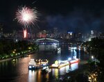 奉納花火が夜空を彩り、最高潮を迎えた天神祭の「船渡御」＝２５日夜、大阪市