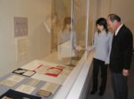 「鳥取士族の郡山開拓移住」展を鑑賞する味川さん（右）＝２００５年３月３日掲載、鳥取市のやまびこ館