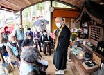 初大師で森尾住職の法話に耳を傾ける市民ら