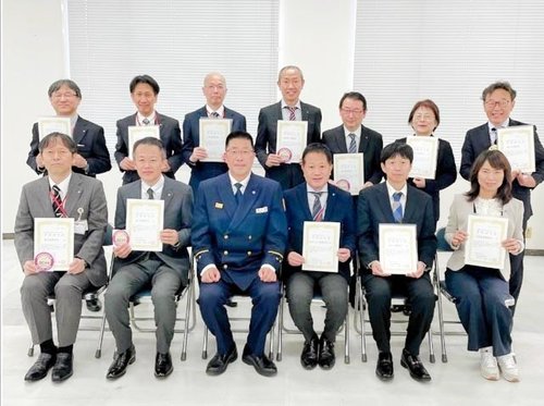 認定を受けた旭区内の郵便局長ら（旭消防署提供）