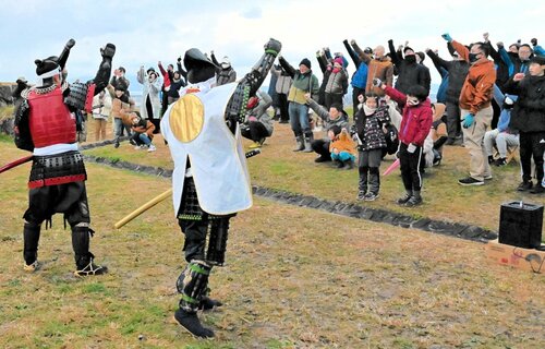 米子城武者隊とともに勝ちどきを上げる市民ら＝１日、米子市久米町の米子城跡天守台