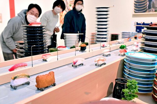 回転ずしのレーンを高速道路に見立てた大型作品＝７日、鳥取県米子市の市美術館