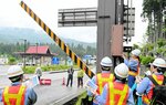 交通遮断機の操作方法を学ぶ若手職員ら＝香美町村岡区福岡の国道９号
