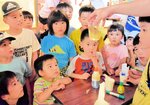 液体の色が変わる様子を興味深く見守る子どもたち＝１５日、浜坂先人記念館・以命亭
