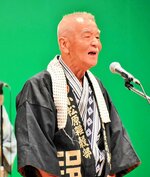 熱の入った歌声を響かせる参加者＝３日、鳥取市吉方温泉３丁目の市文化ホール