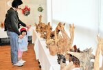 独特の形をした古木を加工した置物＝２４日、香美町村岡区和池の木の殿堂