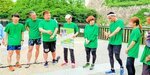初練習会を終えて声をかけ合う芸能人の参加者。中央が主宰の間寛平＝大阪市中央区の大阪城公園