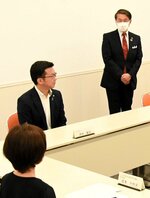 住民らへ大沢川暗渠をふさぐ考えを示す平井知事（右）＝１２日、鳥取県米子市の米子コンベンションセンター