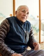 　太平洋戦争末期の沖縄戦での体験を語る吉川嘉勝さん＝２月、沖縄・渡嘉敷島