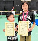 ３位入賞した混合幼年２０㌔級の船越真生（左）と女子３、４年３１㌔級の川本妃織＝山口県柳井市ＦＵＪＩＢＯ柳井化学武道館