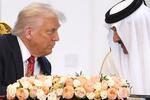 　トランプ米大統領（左）とタミム首長＝１４日、ドーハ（ゲッティ＝共同）