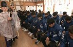 Ｊ２昇格と必勝を祈願するガイナーレの選手ら＝鳥取市馬場の倉田八幡宮