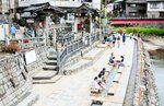 観光客でにぎわう湯村温泉の「荒湯」周辺。お盆期間中、美方郡の各観光地はにぎわいをみせた＝新温泉町湯