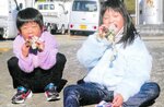 ほかほかの焼き芋を食べる子どもたち
