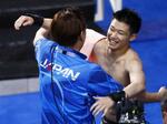 　パリ五輪の男子高飛び込み決勝で演技を終え、馬淵崇英コーチ（左）と抱き合う玉井陸斗。銀メダルを獲得した＝１０日、パリ郊外（共同）