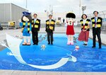 お披露目された展望デッキのトリックアート＝２５日、米子鬼太郎空港