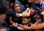 　イスラエル軍の空爆で死亡したパレスチナ人の葬儀に参列する弔問客ら＝２３日、ハンユニス（ロイター＝共同）