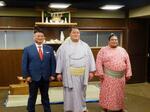 　神事を終え、写真に納まる（左から）中村親方、幕内友風、新十両嘉陽＝１２日、東京都墨田区