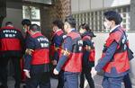　指定暴力団稲川会本部事務所に家宅捜索に入る警視庁の捜査員ら＝２月、東京都港区