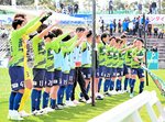 今季ホーム初勝利を飾り、サポーターと喜ぶガイナーレ鳥取の選手ら＝６日、鳥取県米子市安倍のオールガイナーレＹＡＪＩＮスタジアム