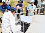 集水井の状態を確認する防災パトロールの参加者＝１３日、香美町村岡区口大谷