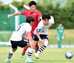 米子北高―東福岡高　米子北高は後半、仲田（右）が競り合いからボールを奪う＝どらドラパーク米子陸上競技場