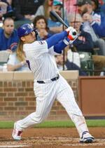 　マーリンズ戦の４回、本塁打を放つカブス・鈴木＝シカゴ（共同）
