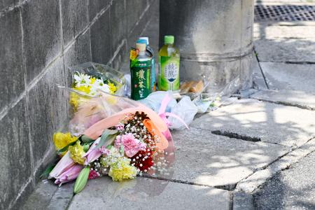 　高橋八生さんが発見された現場付近に供えられた花や飲み物＝１３日午後、千葉市若葉区