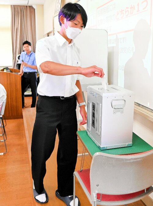 模擬投票を行う生徒＝２０日、倉吉市の倉吉西高