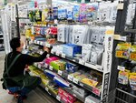 災害時に役立つ商品を取りそろえた防災コーナー＝８日、鳥取市古海のカインズＦＣ鳥取店