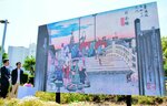 米子市公会堂前に新たに設置された大型ビジョン＝１５日、鳥取県米子市角盤町２丁目
