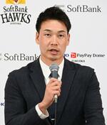 　契約更改交渉を終え、記者会見するソフトバンク・武田＝７日、みずほペイペイドーム