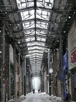 アーケードが撤去され通路に雪が積もった米子本通り商店街、25日午前11時半
