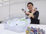 「私も小学生の時に初代のベイブレードで遊んでおり、転校した際に友達と仲良くなるきっかけになりました」と話すタカラトミーの篠永恭平さん＝２０２４年６月、東京都葛飾区