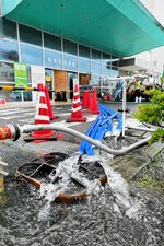 地下ピットが浸水し、排水作業が行われている鳥取生協病院＝１３日午後２時３０分、鳥取市末広温泉町