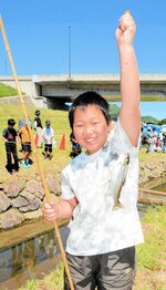 魚を釣り上げた参加者＝３日、新温泉町七釜