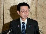 　国会内で記者会見し、電気・ガス料金の支援策を発表する武藤経産相＝２７日午前
