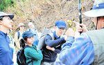 【じっくり観察】ふさふさした毛のような花を咲かせたヤマネコヤナギをのぞき込む参加者
