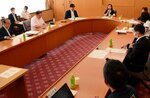 投票率低下や議員のなり手不足について意見を交わす委員ら＝７日、鳥取県庁