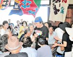 マイクを手に歌いながら客席に足を運んだ鳥羽さん（中央）＝２４日、新温泉町の浜坂漁港
