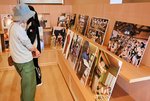 伯桜鵬関のパネル展に見入る市民＝７日、鳥取県倉吉市明治町の打吹回廊