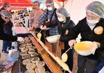バウムクーヘン作りに挑戦する参加者＝３日、米子市両三柳の弓ケ浜公園